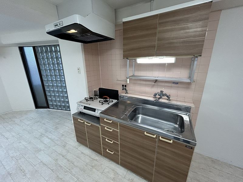 キッチン　調理スペース有り、上下に収納あります