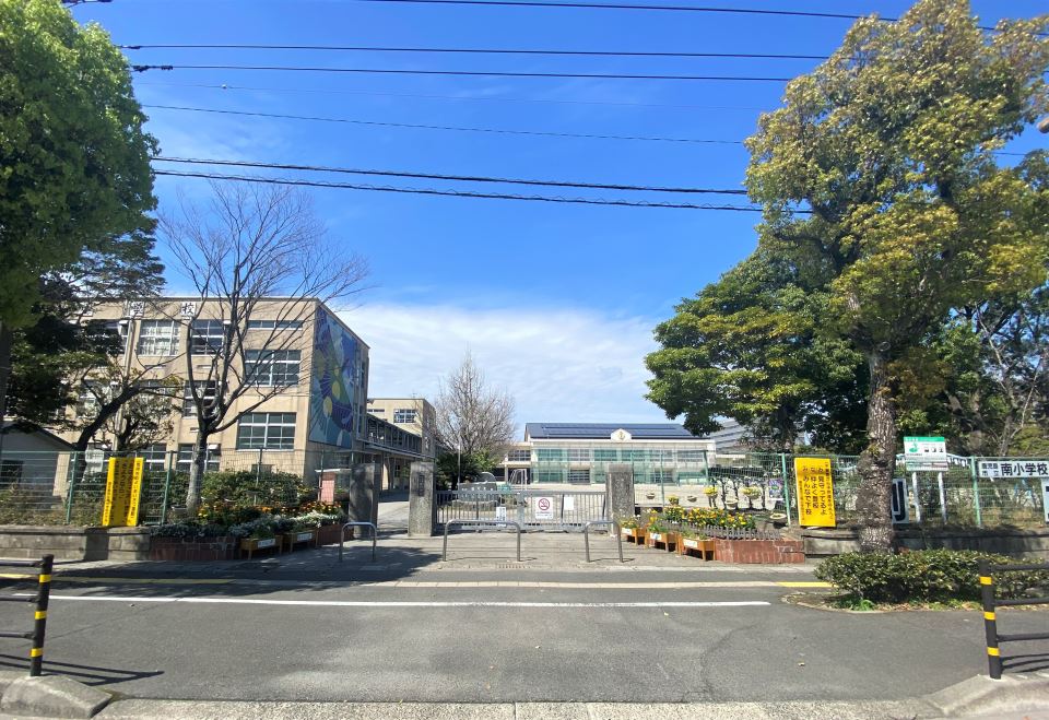 小学校　南小学校（小学校）まで450m