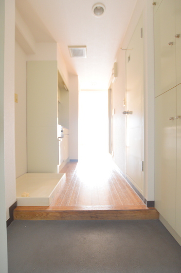 玄関　玄関には両サイドにたっぷりサイズのシューズボックスあり♪