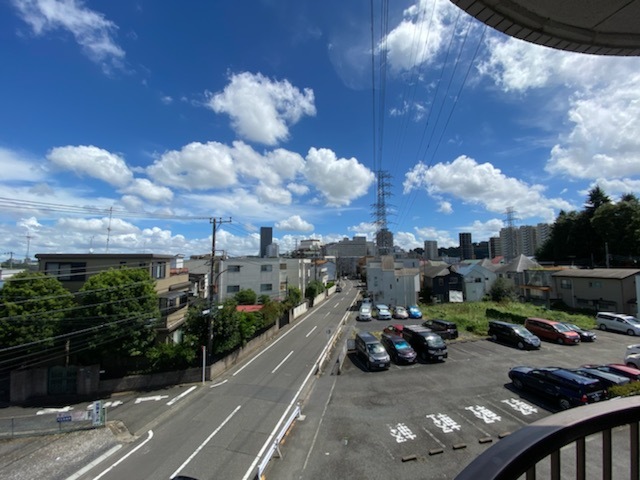 眺望　目の前は駐車場が広がっており、開放的