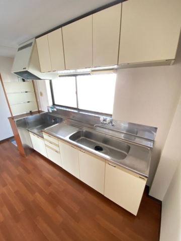 キッチン　広々としたキッチンは収納も豊富にあります