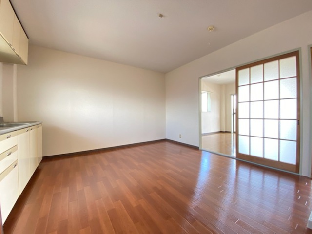 居室・リビング　ダイニングの壁一面には冷蔵庫や食器だ屋が置けます