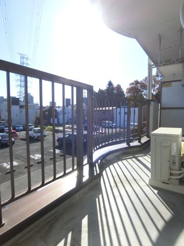 バルコニー　南東向きで日当たりの良いバルコニーです