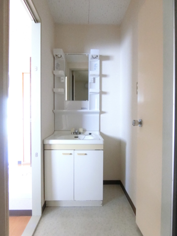 洗面設備　【別室参照】嬉しい独立洗面台付きの脱衣室です