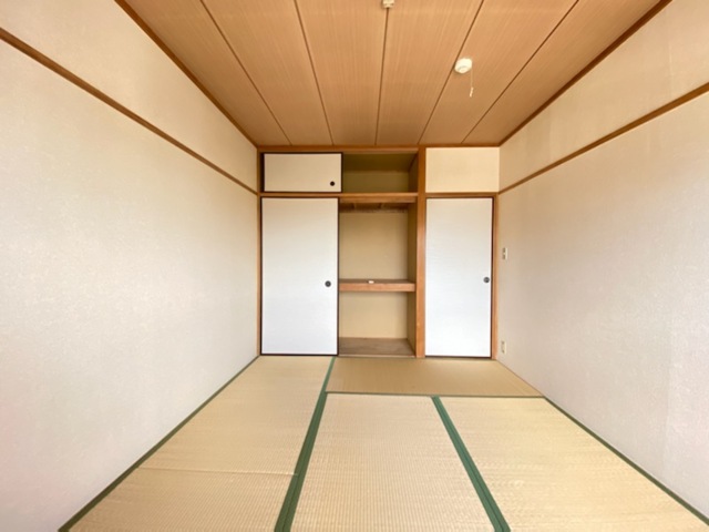 収納　和室には奥行きのある天袋付き収納。