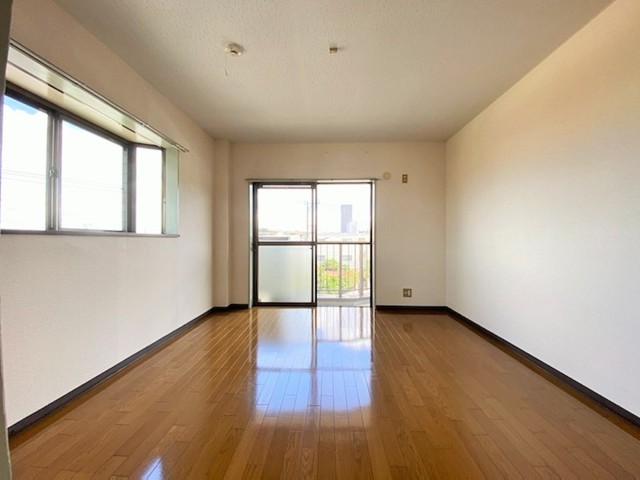 その他部屋・スペース　南東向きで日当たり良く、明るい室内