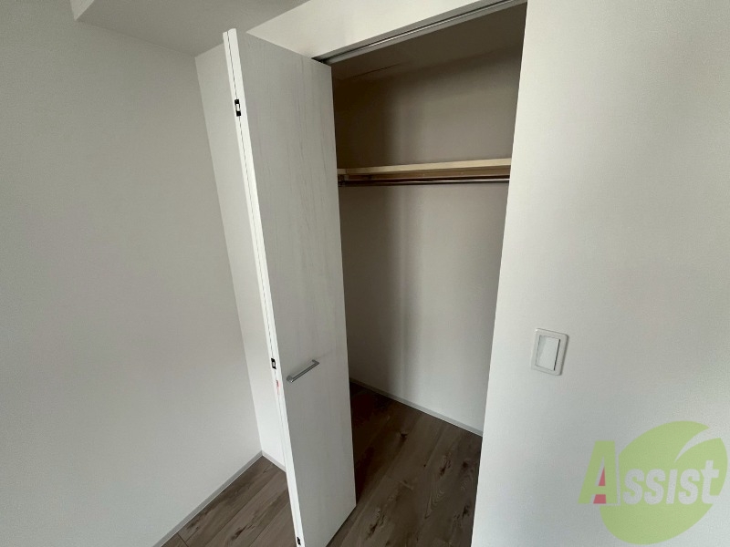 収納　こちらの収納にはハンガーをかけて服もしまえますね。