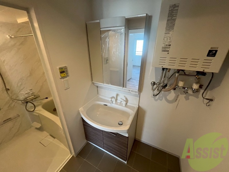 洗面設備　独立洗面台です。大きくてよいですね。シャンプーもできます！