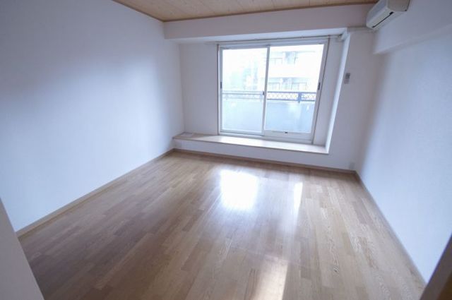 居室・リビング　【洋室】洋室（入口側から）