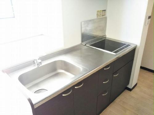 キッチン　広々としたキッチンです。同タイプの写真です。