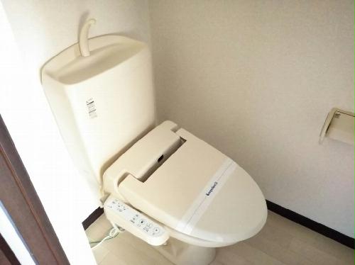 トイレ　温水洗浄便座付き。同タイプの写真です。