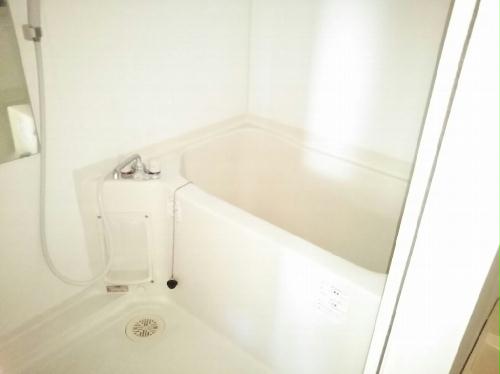 バス・シャワールーム　バス・トイレ別です。仕様が異なる場合があります。