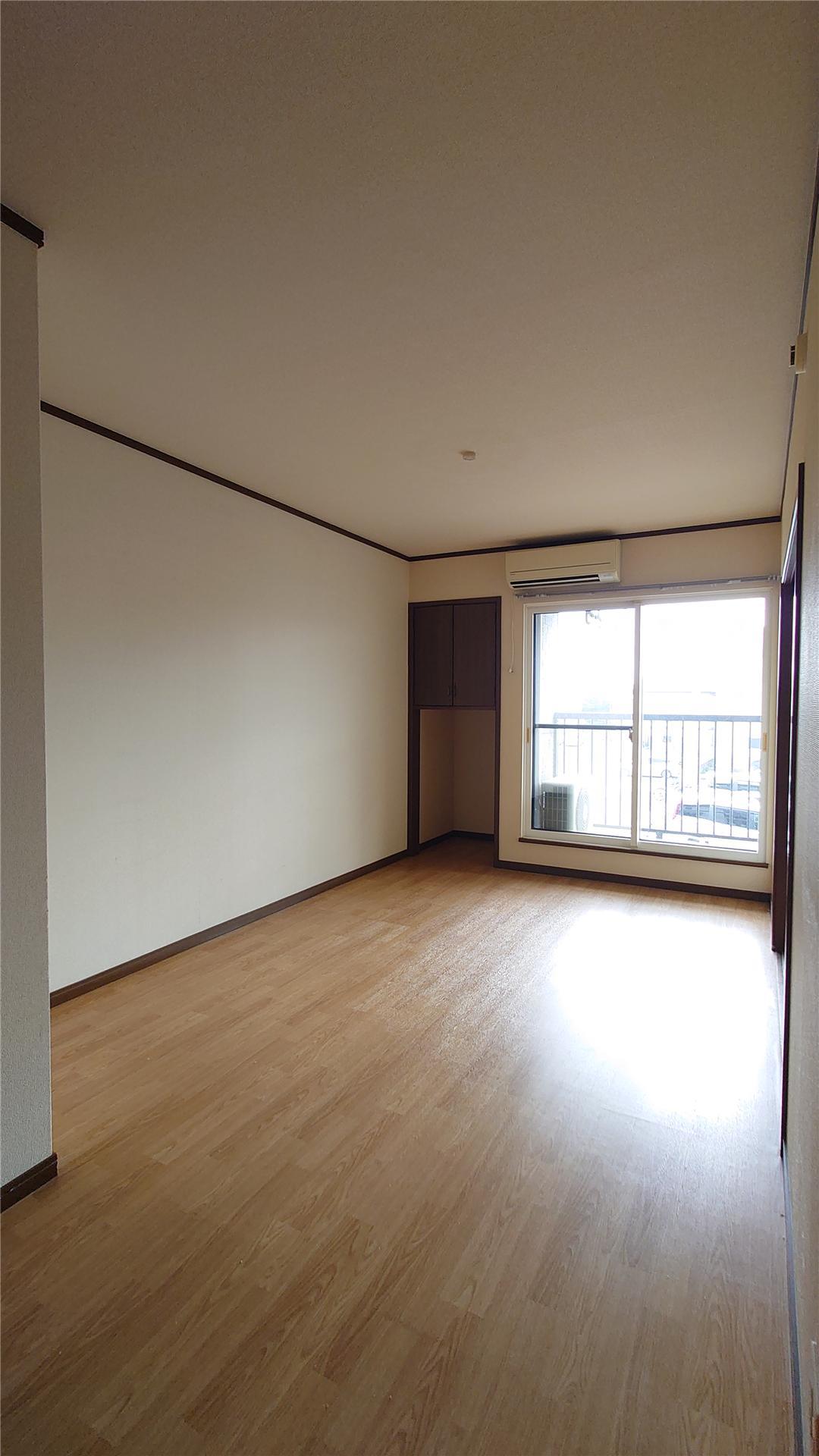 居室・リビング　【リフォーム前】天井木目クロス・LED照明