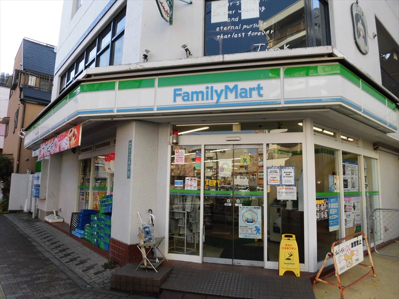 コンビニ　ファミリーマート 梅ヶ丘駅前店（コンビニ）まで424m