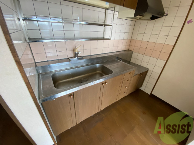 キッチン　広々としたキッチンです。調理がしやすそうなキッチンですね。