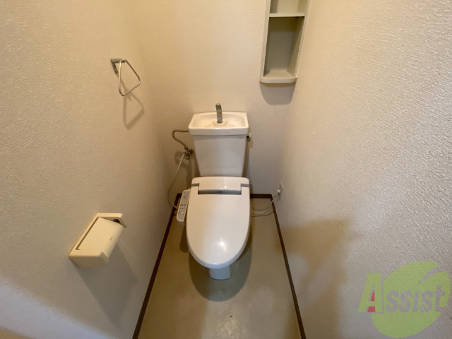 トイレ　温水洗浄付きの便座です。便利で使い勝手がいいですね。