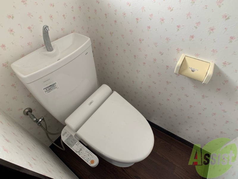 トイレ　トイレになります。温水洗浄便座なので快適に使えそうですね！