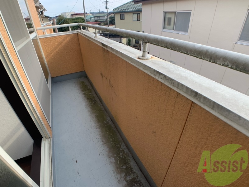 バルコニー　バルコニーになります。洗濯物を干すスペースもありそうですね。