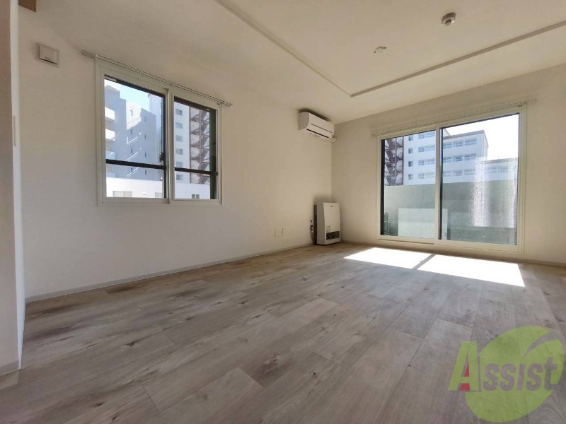 居室・リビング　日当たりが良くて心地よく過ごせそうなお部屋です。