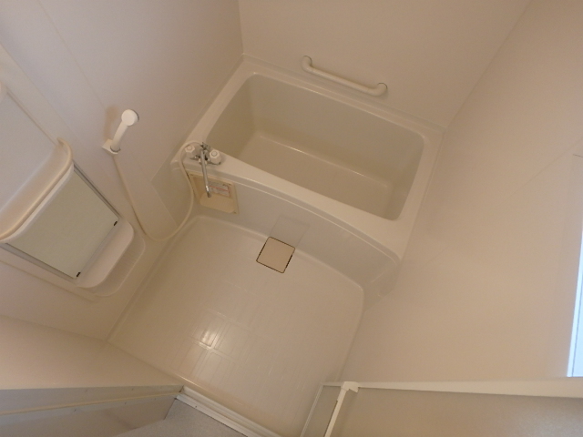 バス・シャワールーム　清潔感のあるバスルームです。