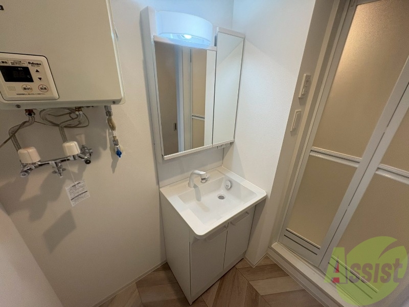 洗面設備　大きくて使いやすそうな独立洗面台になっています。