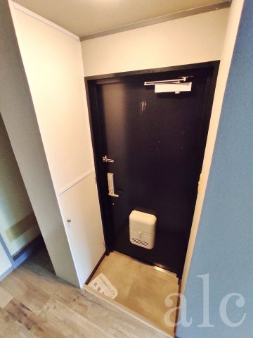 玄関　別部屋写真、玄関部　シューズボックスが付いています。