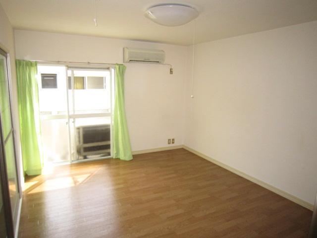 キッチン　フラットに仕上げた床で一新させました。