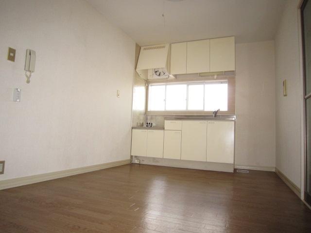 バス・シャワールーム　ゆったりとしたダイニングでお料理しやすいです。