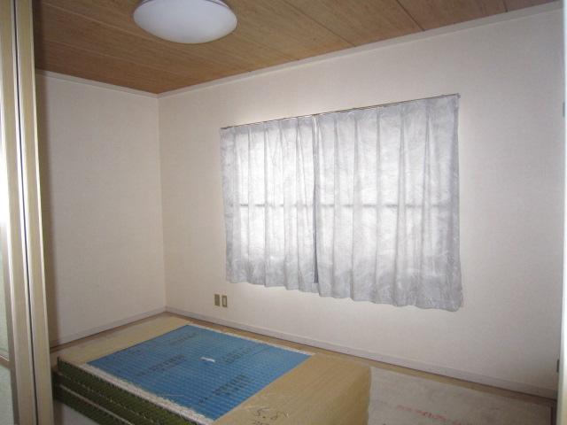 洗面設備　こちらのお部屋は洋室にリフォーム致しました。