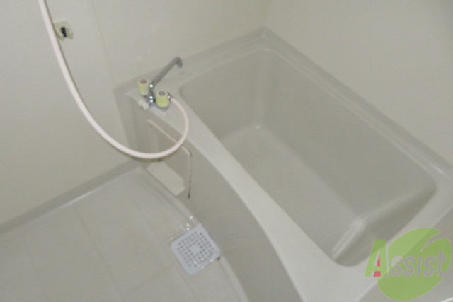 バス・シャワールーム　浴室の浴槽は深さがあるので、肩まで浸かることが出来ますよ。