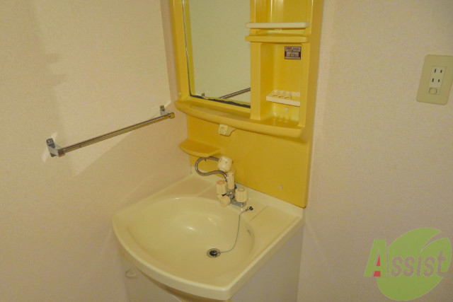 洗面設備　洗面台は独立洗面台です。黄色の洗面台は面白いですよね。