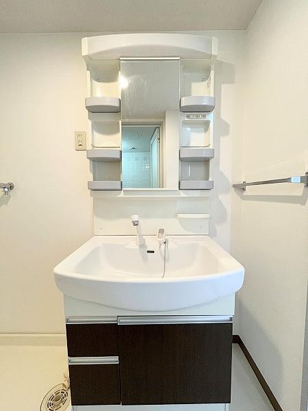 洗面設備　洗髪洗面化粧台（シャワー付き洗面）
