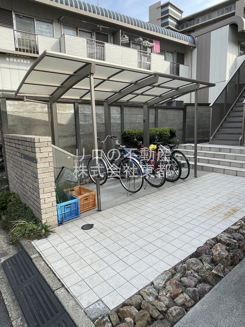 その他共有部分　雨の日でも安心☆屋根付の駐輪場です☆