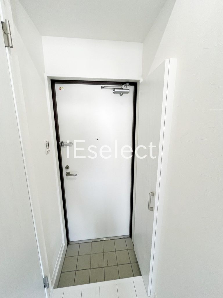 玄関　玄関にはシューズボックスがあります