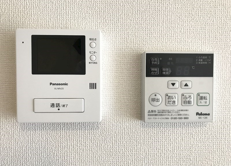 セキュリティ　TVモニターホンと給湯器操作盤