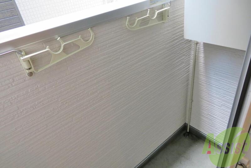 バルコニー　バルコニーには、洗濯物も十分干せるスペースがあって便利