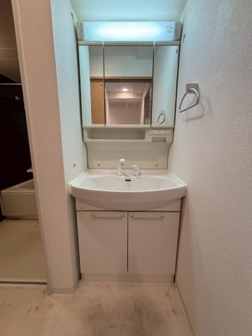 洗面設備　明るい洗面所です