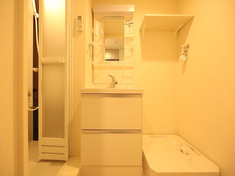 洗面設備　脱衣所　独立洗面台（シャンプードレッサー付）　同仕様写真