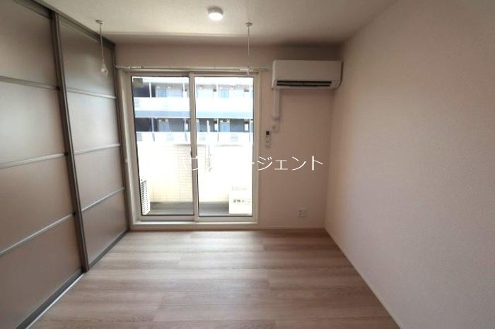 その他部屋・スペース　西側の洋室。こちらからバルコニーに出られます。