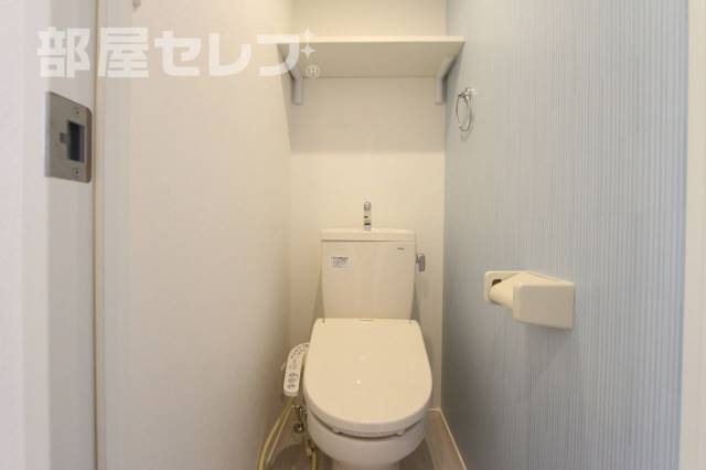トイレ　収納棚付き綺麗なトイレです。