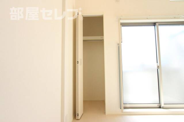 収納　縦長のクローゼットあります。