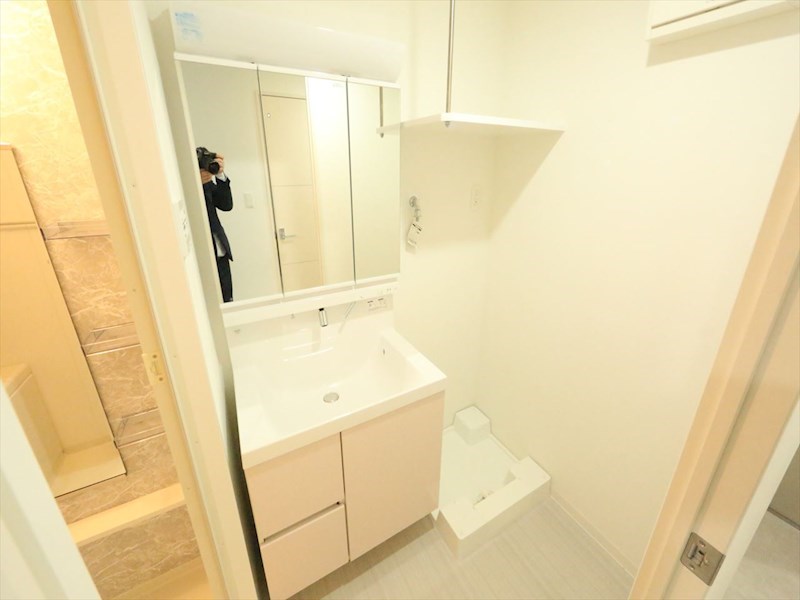 洗面設備　脱衣所　独立洗面台（シャンプードレッサー付）収納スペース有