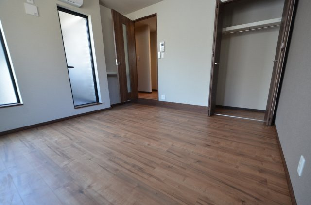 居室・リビング　床色が落ち着いた色合いで綺麗です♪