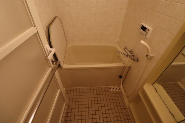 バス・シャワールーム　コンパクトで使いやすいお風呂です