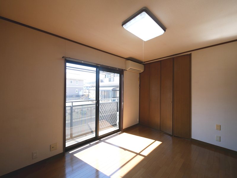 居室・リビング　南側洋室６帖