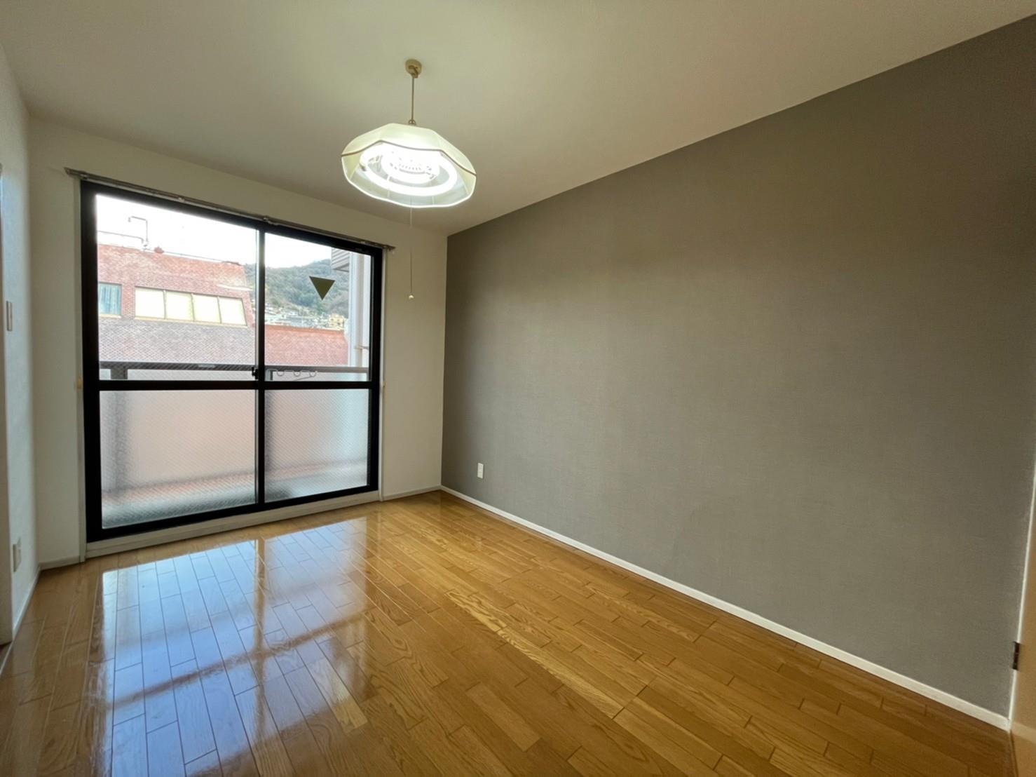 居室・リビング　バルコニーに面した明るい洋室6帖♪