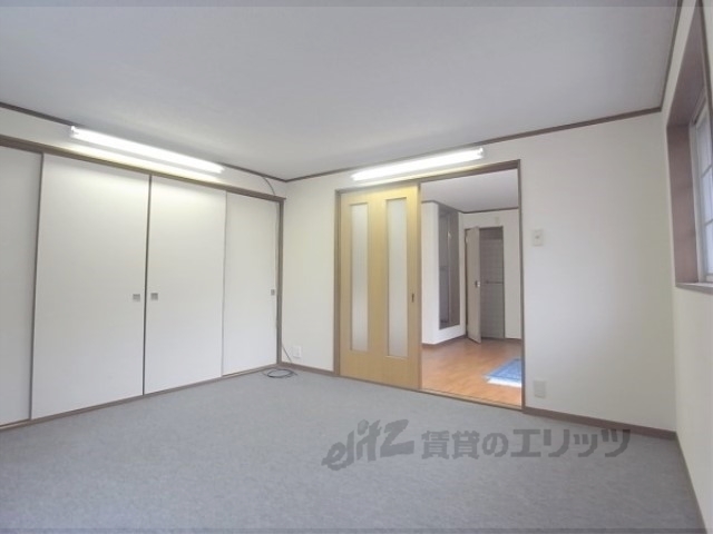 居室・リビング　広い洋室です。