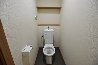 トイレ　温水洗浄便座が付きます。