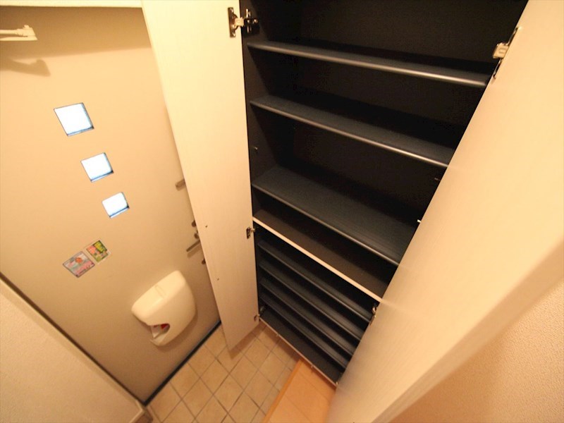 玄関　玄関　シューズボックス　姿見鏡付き（収納充実してます）