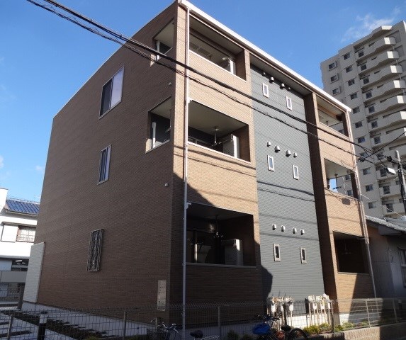 建物外観　外観　屋根付き駐輪場有り　敷地内平面駐車場